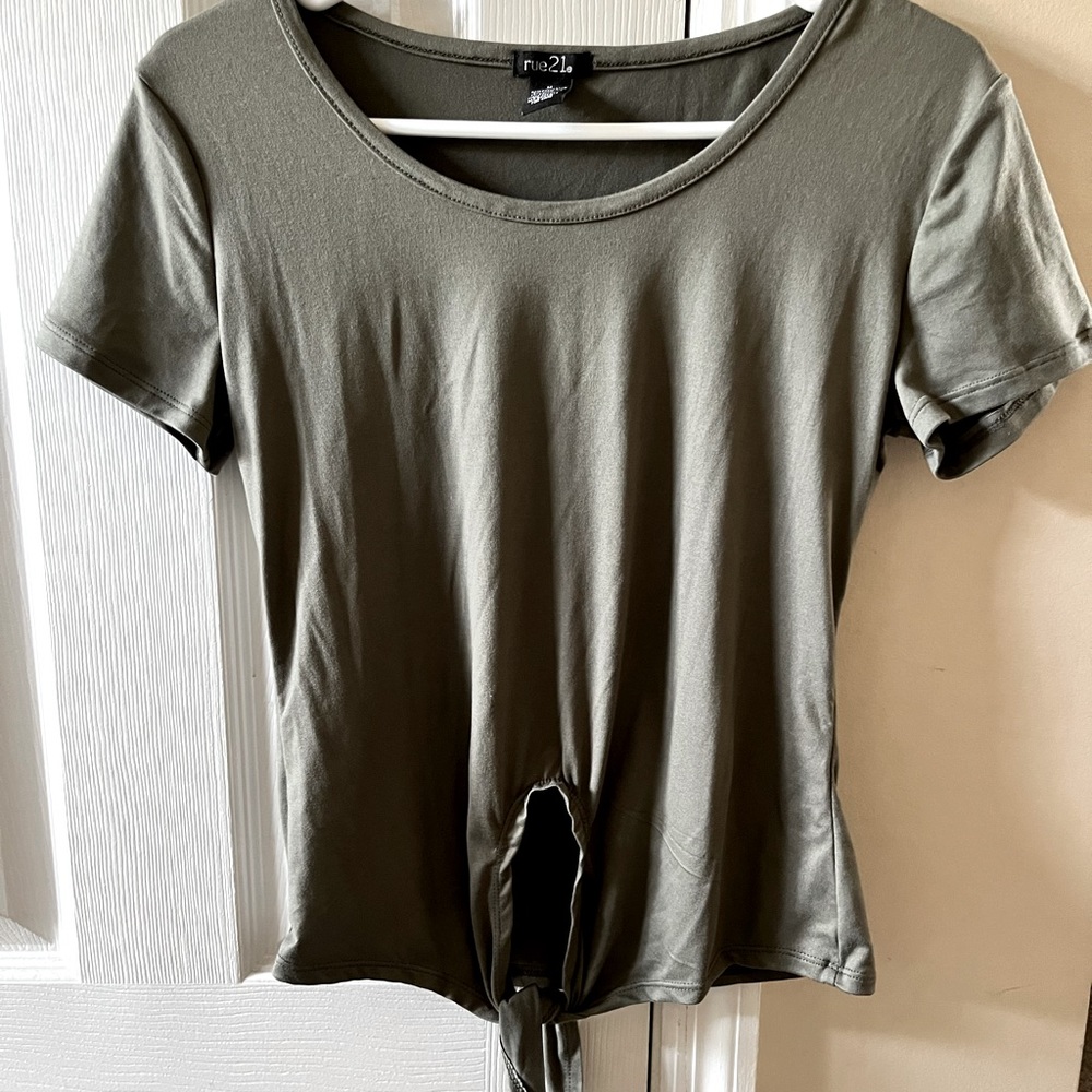 Short-sleeve, front tie shirt. Olive. Size medium.